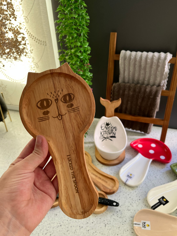 جا کفگیری کنار گازی چوبی گربه